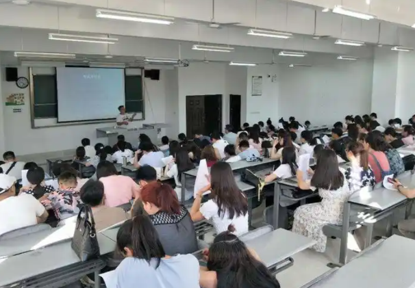 考核点评机制铸造高素质专业化教师队伍