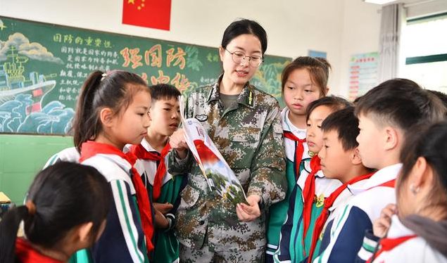 装甲突击车慢慢驶入操场瞬间点着全场气
