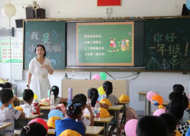 一年级新生在老师带领下以做游戏的方式