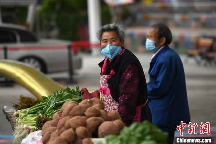 图为当地村民正在摆摊出售农产品。　陈超 摄