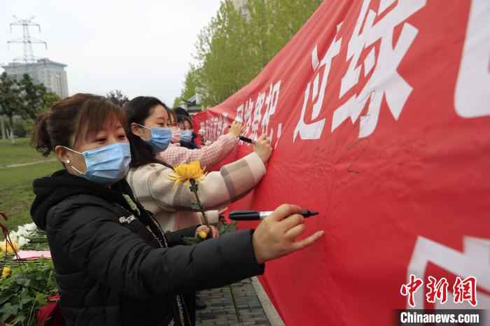 居民在签名承诺绿色文明祭祀。　赵明 摄