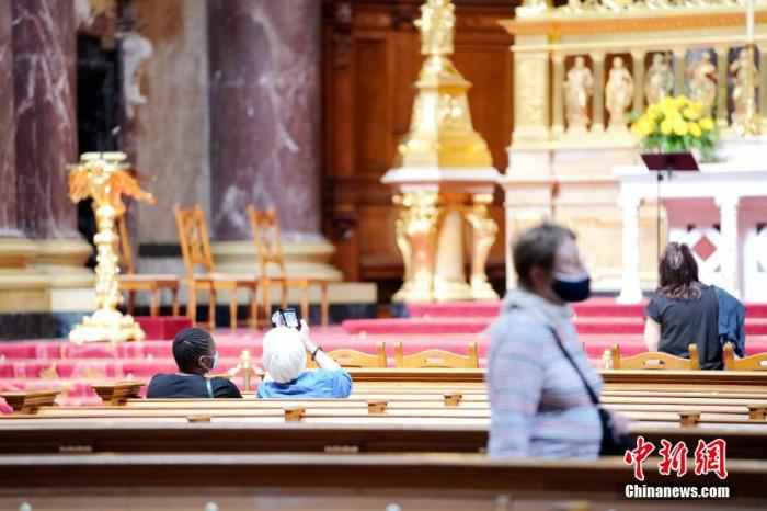 资料图：德国首都柏林著名景点和地标建筑之一柏林大教堂日前重新向游客开放。图为6月12日下午，柏林大教堂内的参观者。
/p中新社记者 彭大伟 摄