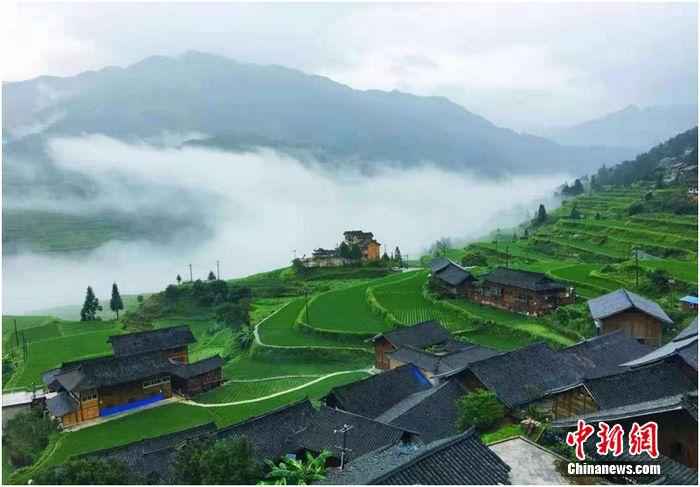 被云海梯田托起的白岩村